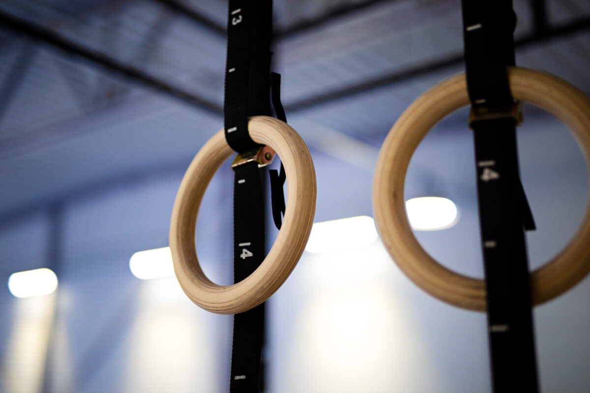 Romerska ringar hänger i taket på Camp Ripans gym